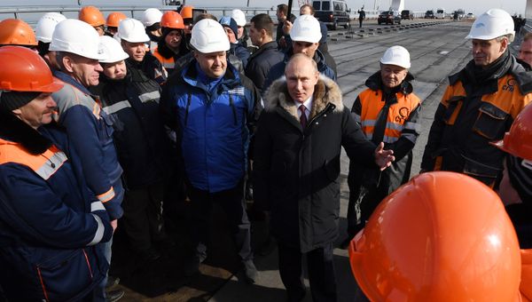 Президент России Владимир Путин пообщался со строителями на стройплощадке Крымского моста. 14 марта 2018 Президент России Владимир Путин пообщался со строителями на стройплощадке Крымского моста. 14 марта 2018