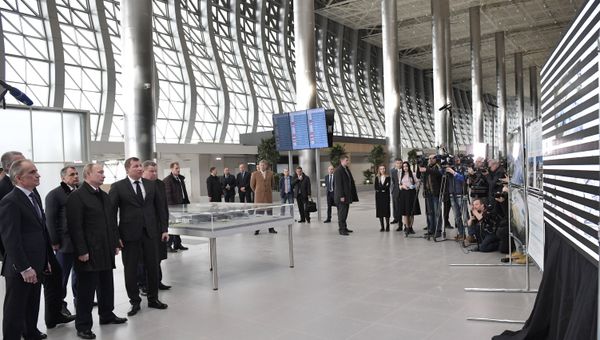 Президент РФ Владимир Путин во время осмотра нового аэровокзального комплекса международного аэропорта Симферополь