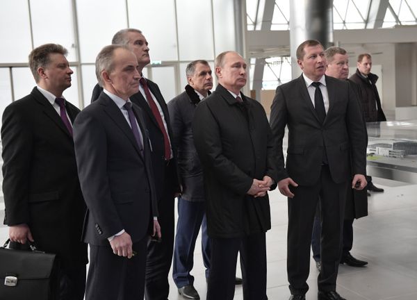 Президент РФ Владимир Путин во время осмотра нового аэровокзального комплекса международного аэропорта Симферополь