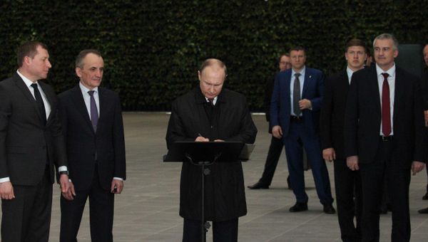Президент России Владимир Путин оставил запись в книге почетных гостей нового аэропорта Симферополь Президент России Владимир Путин оставил запись в книге почетных гостей нового аэропорта Симферополь