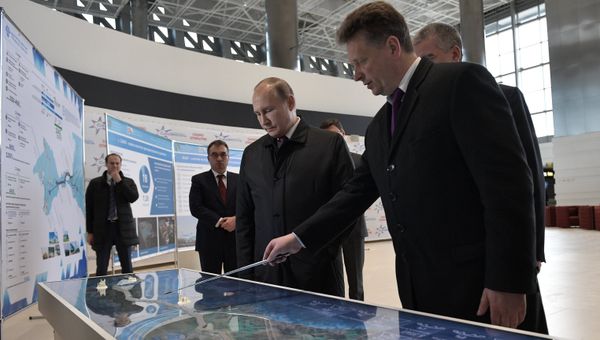 Министр транспорт РФ Максим Соколов показывает президенту России Владимиру Путину стенды с информацией о развитии дорожной инфраструктуры Крыма Министр транспорт РФ Максим Соколов показывает президенту России Владимиру Путину стенды с информацией о развитии дорожной инфраструктуры Крыма