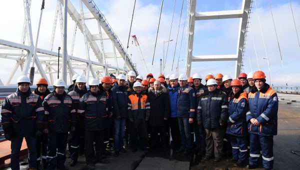 Видео приезда президента РФ Владимира Путина на стройплощадку Крымского моста 14 марта 2018