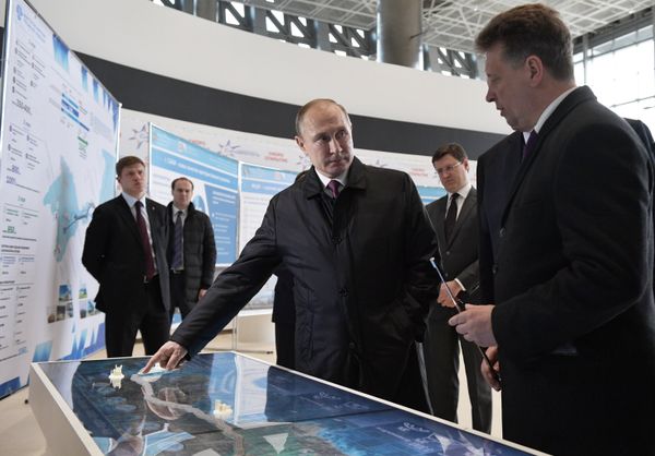 Президент РФ Владимир Путин во время осмотра нового аэровокзального комплекса международного аэропорта Симферополь и министр транспорта РФ Максим Соколов. 14 марта 2018
