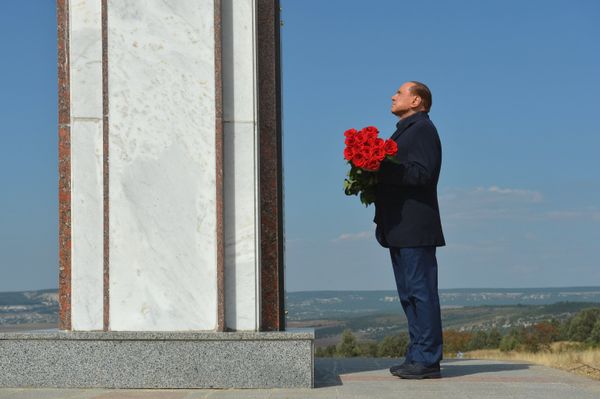 Экс-премьер Италии Сильвио Берлускони возлагает цветы у мемориала, посвященного памяти погибших в Крымской войне солдат Сардинского королевства, неподалеку от горы Гасфорта в Крыму перед встречей с президентом России Владимиром Путиным. 11 сентября 2015 года Экс-премьер Италии Сильвио Берлускони возлагает цветы у мемориала, посвященного памяти погибших в Крымской войне солдат Сардинского королевства, неподалеку от горы Гасфорта в Крыму перед встречей с президентом России Владимиром Путиным. 11 сентября 2015 года