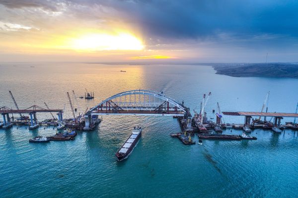 Арки автомобильного и железнодорожного пролетов строящегося Крымского моста над центральным фарватером в Керченском проливе.