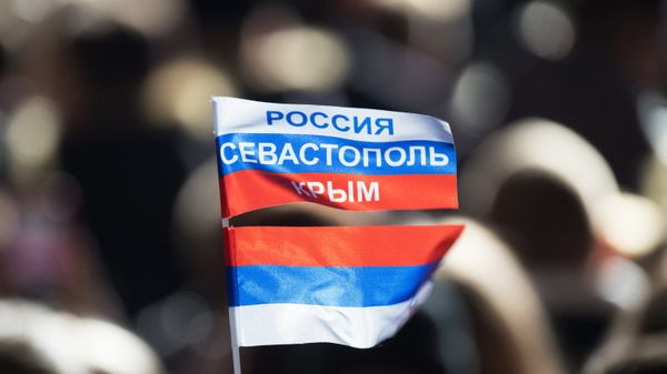 Триколор на митинге в Севастополе в честь годовщины воссоединения Крыма с Россией