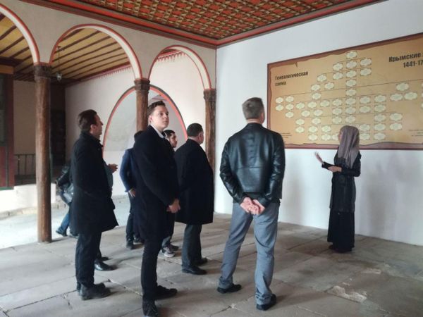  Иностранные наблюдатели осматривают Ханский дворец в Бахчисарае