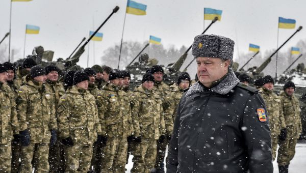 Президент Украины Петр Порошенко проходит перед строем солдат. Архивное фото