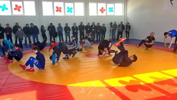 В Бахчисарае депутат Госдумы РФ Руслан Бальбек открыл новый спортивный зал В Бахчисарае депутат Госдумы РФ Руслан Бальбек открыл новый спортивный зал
