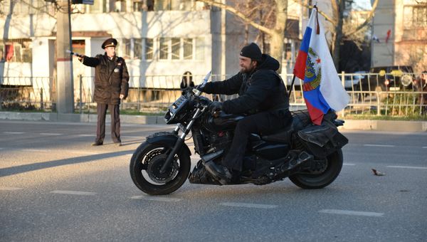 Лидер мотоклуба Александр (Хирург) Залдостанов во время авто- мотопробега по Севастополю, приуроченного к Крымской весне Лидер мотоклуба Александр (Хирург) Залдостанов во время авто- мотопробега по Севастополю, приуроченного к Крымской весне