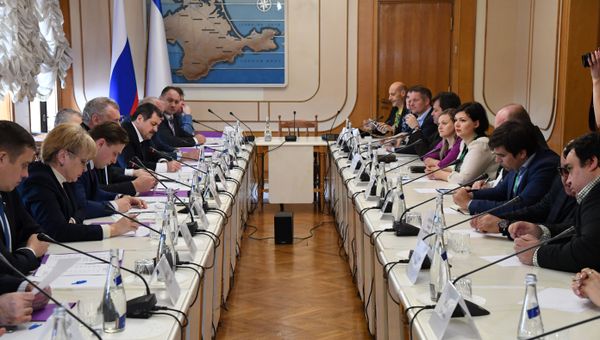 Встреча в Государственном совете Республики Крым представителей власти РК с иностранными наблюдателями, которые будут наблюдать за выборами президента РФ