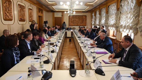 Встреча в Государственном совете Республики Крым представителей власти РК с иностранными наблюдателями, которые будут наблюдать за выборами президента РФ