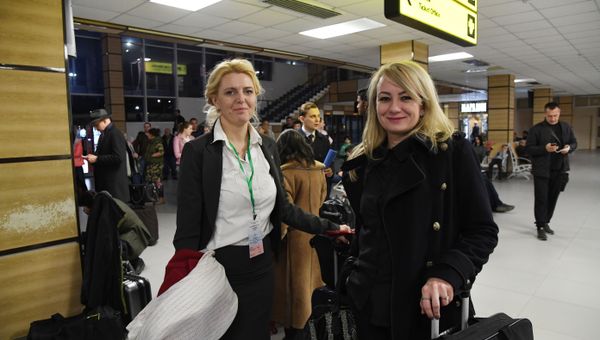 Встреча иностранных наблюдателей на выборах президента РФ в Крыму в аэропорту Симферополь