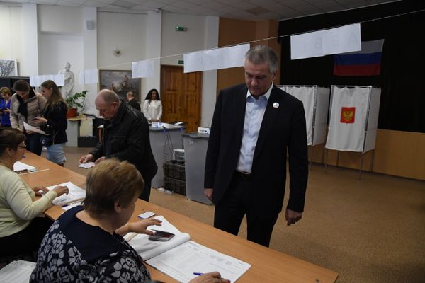 Глава Республики Крым Сергей Аксенов голосует на выборах президента. 18 марта 2018