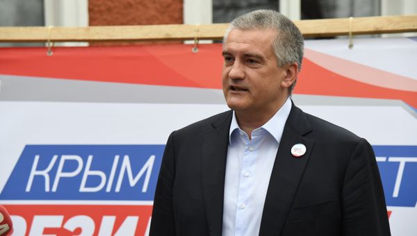 Глава Республики Крым Сергей Аксенов голосует на выборах президента. 18 марта 2018