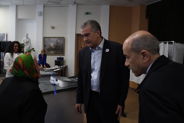 Глава Республики Крым Сергей Аксенов голосует на выборах президента. 18 марта 2018