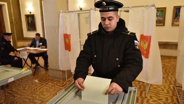 Военнослужащие Черноморского флота участвуют в голосовании на выборах президента России
