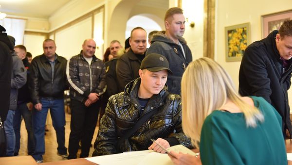 Очередь на избирательном участке в Севастополе в день выборов президента РФ