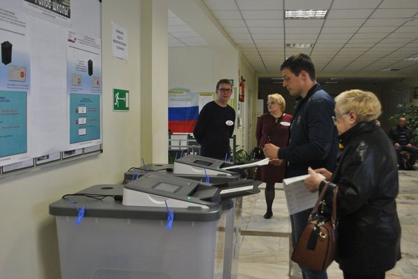 Международные наблюдатели на одном из избирательных участков в Ялте