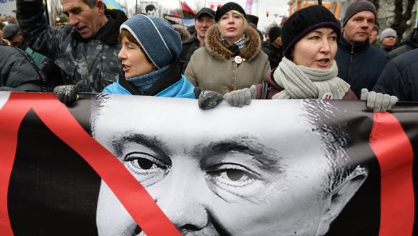 Сторонники бывшего губернатора Одесской области Украины и лидера политической партии Рух нових сил Михаила Саакашвили во время митинга с требованием отставки президента Украины Петра Порошенко. Сторонники бывшего губернатора Одесской области Украины и лидера политической партии Рух нових сил Михаила Саакашвили во время митинга с требованием отставки президента Украины Петра Порошенко.