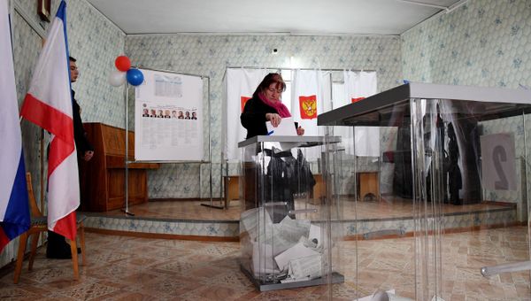 Голосование на одном из избирательных участков Бахчисарая. 18 марта 2018 Голосование на одном из избирательных участков Бахчисарая. 18 марта 2018