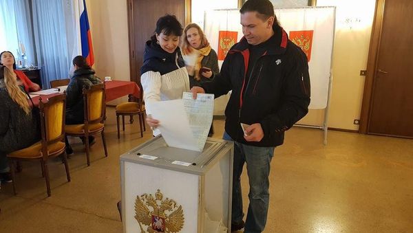 Зампредседателя Госкомитета по охране культурного наследия РК Александр Жаворонков голосует в Милане (Италия) Зампредседателя Госкомитета по охране культурного наследия РК Александр Жаворонков голосует в Милане (Италия)