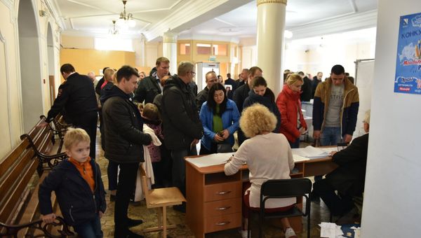 Избиратели на участке в симферопольской гимназии №1 во время выборов президента России Избиратели на участке в симферопольской гимназии №1 во время выборов президента России