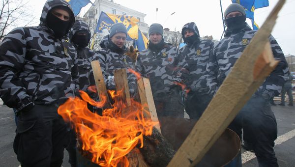 Сотрудники МВД Украины и представители националистических организаций блокируют здание посольства РФ в Киеве в связи с выборами президента РФ. 18 марта 2018