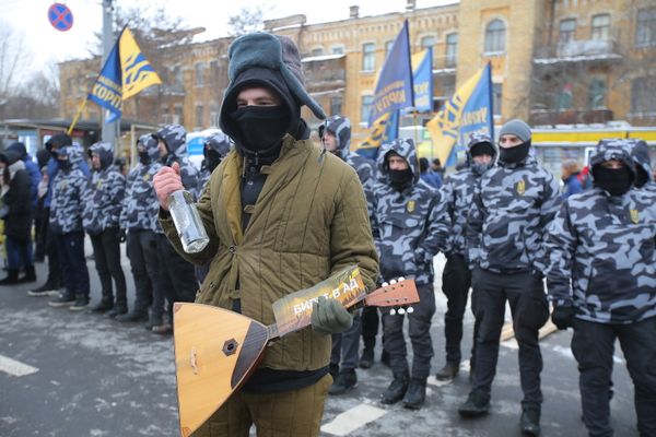 Сотрудники МВД Украины и представители националистических организаций блокируют здание посольства РФ в Киеве в связи с выборами президента РФ. 18 марта 2018