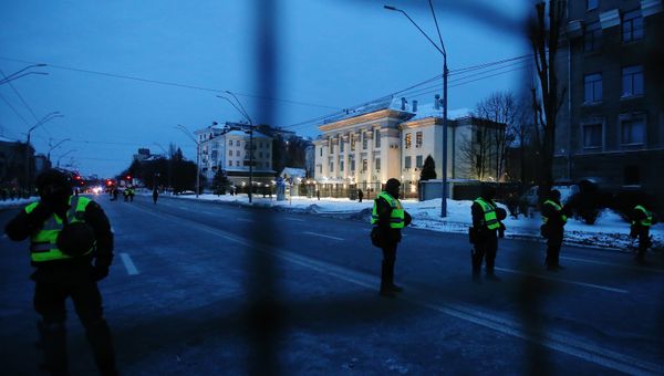 Сотрудники МВД Украины блокируют здание посольства РФ в Киеве в связи с выборами президента РФ