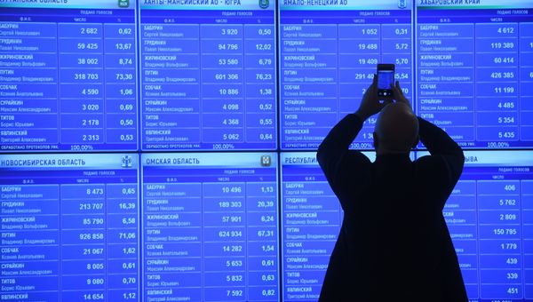 Предварительные результаты голосования на выборах президента РФ на экране в информационном центре Центральной избирательной комиссии РФ