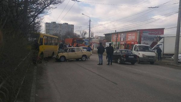 ДТП в Симферополе с участием пассажирского автобуса и легкового авто ДТП в Симферополе с участием пассажирского автобуса и легкового авто