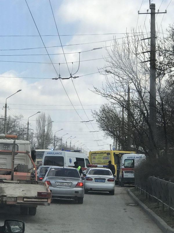 ДТП в Симферополе с участием пассажирского автобуса и легкового авто ДТП в Симферополе с участием пассажирского автобуса и легкового авто