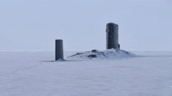 Американская подлодка, которая вмерзла в лед в Арктике во время учений