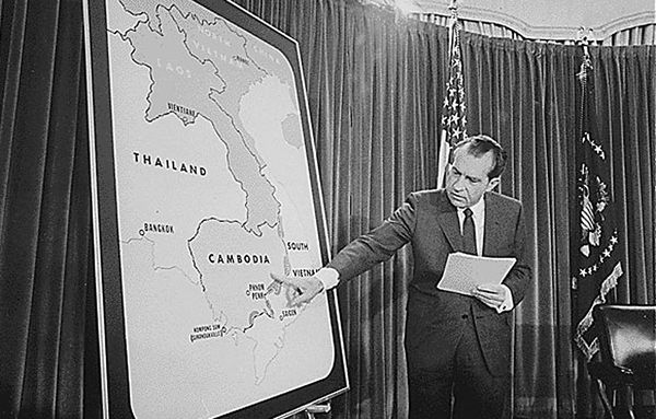 Президент США Ричард Никсон во время пресс-конференции в Вашингтоне. 30 апреля 1970 года