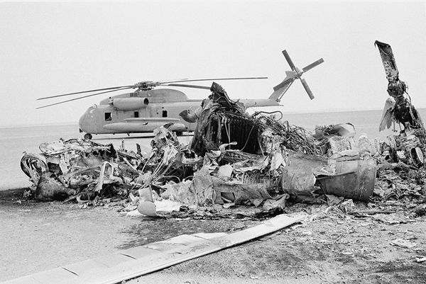 Сгоревший и брошенный американские вертолеты Sikorsky RH-53D Sea Stallion