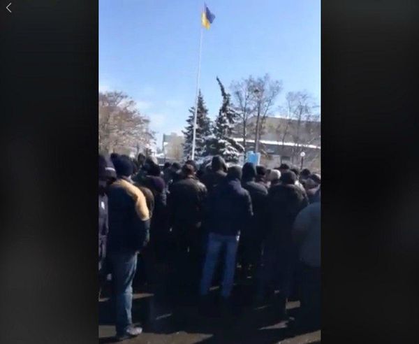 Скриншот видео схода людей под Генической ОГА