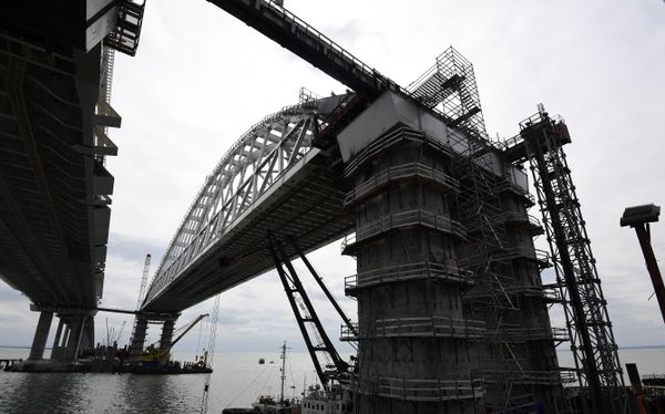 Железнодорожная арка моста через Керченский пролив со стороны Крыма