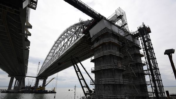 Железнодорожная арка моста через Керченский пролив со стороны Крыма