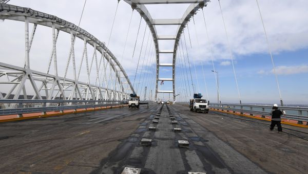 Строительство автомобильной арки Крымского моста