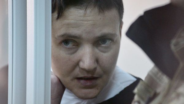 Депутат Верховной рады Надежда Савченко, подозреваемая в подготовке терактов в центре Киева, на заседании в Шевченковском районном суде в Киеве.