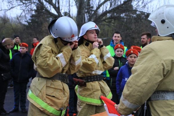 Пожарно-спасательный флешмоб в гагаринском парке Симферополя