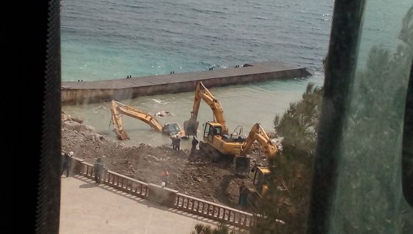 В бухте Ласпи экскаватор нырнул в море