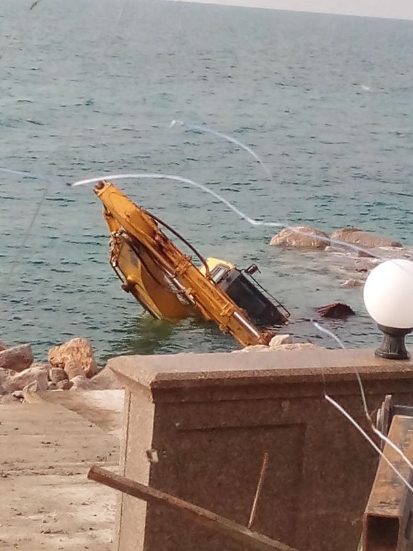 В бухте Ласпи экскаватор нырнул в море