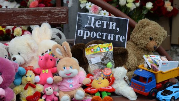Цветы и мягкие игрушки возле здания торгового центра Зимняя вишня в Кемерово