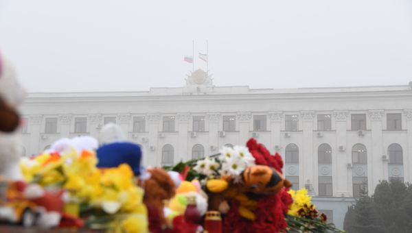 Приспущенные флаги на здании Совета министров РК