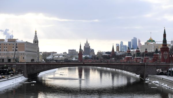 Московский Кремль и Кремлевская набережная. Архивное фото