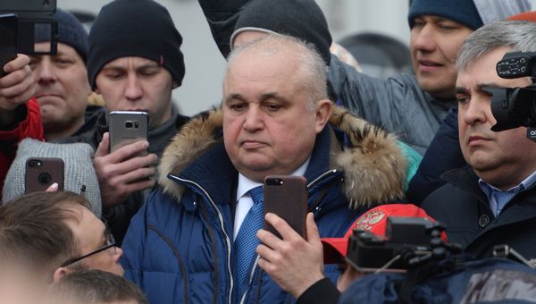 Видео: Вице-губернатор Кузбасса на коленях попросил у кемеровчан прощения за трагедию