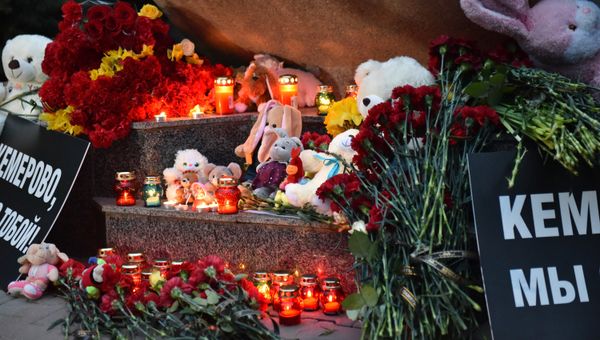 Севастопольцы несут цветы и игрушки в память о погибших на пожаре в ТЦ Кемерово Севастопольцы несут цветы и игрушки в память о погибших на пожаре в ТЦ Кемерово