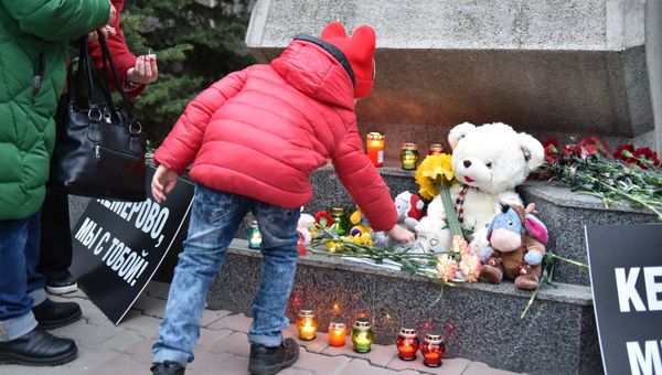 В Севастополе прошла акция в память о жертвах трагедии в Кемерово. 27 марта 2018 В Севастополе прошла акция в память о жертвах трагедии в Кемерово. 27 марта 2018
